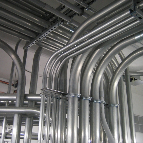 5 ưu điểm của ống thép luồn dây điện EMT so với ống nhựa trong các dự án M&E hiện đại