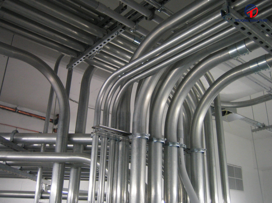 quy-trinh-thi-cong-ong-thep-luon-day-dien